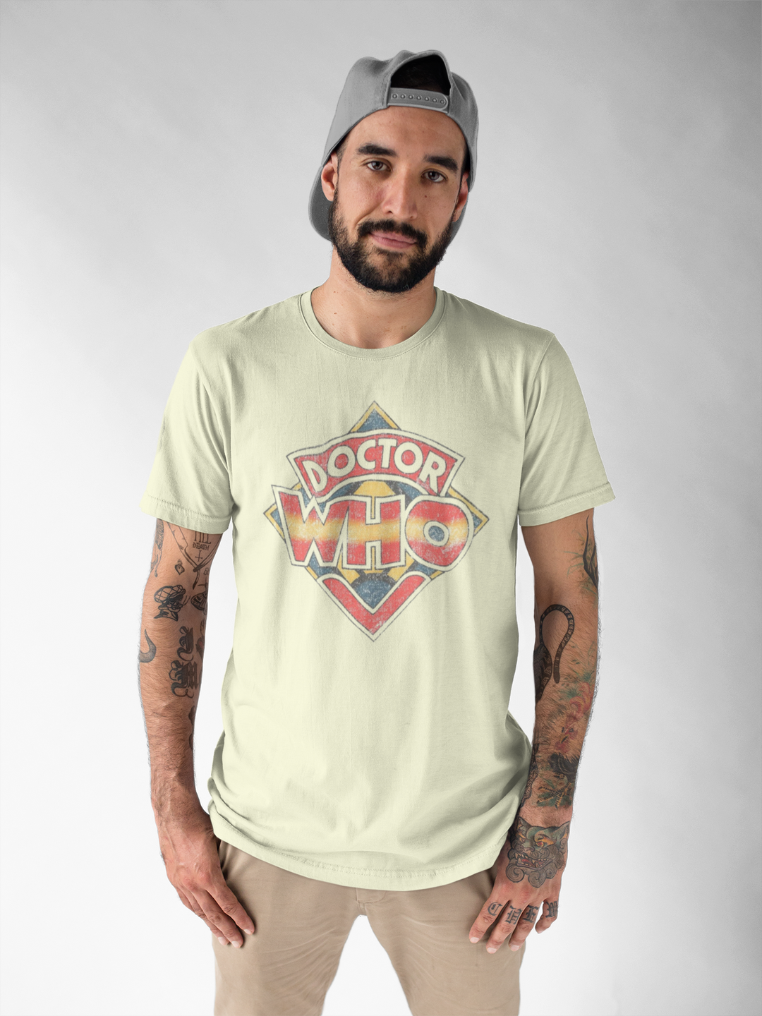 This t-shirt takes us back to the glorious halcyon days of Tom Baker with this 1970s Doctor Who Logo. This t-shirt has been intentionally printed to give that vintage retro disressed look, in our opinion, just that little bit cooler for the true 'Old Skool' fan!