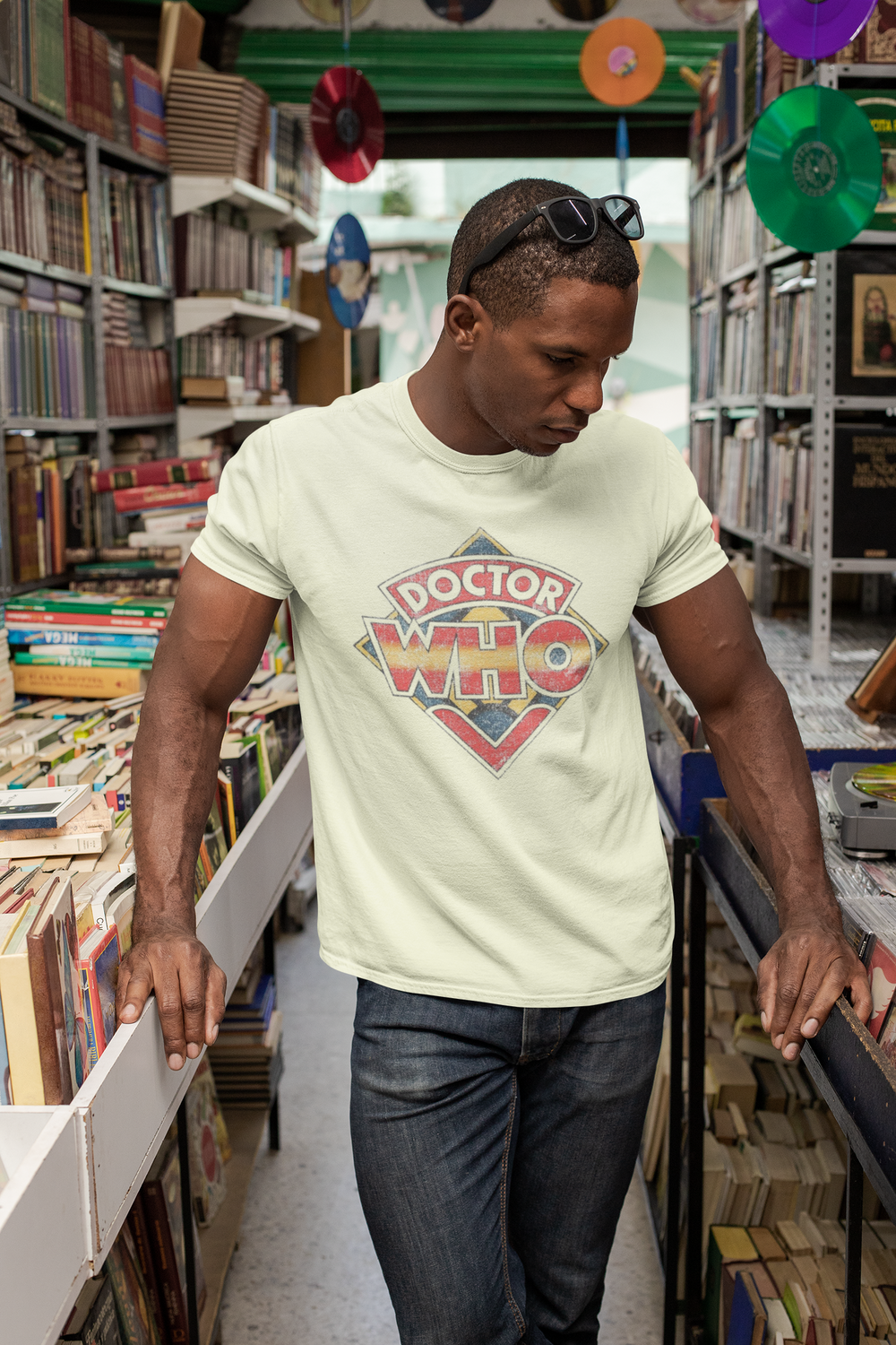 This t-shirt takes us back to the glorious halcyon days of Tom Baker with this 1970s Doctor Who Logo. This t-shirt has been intentionally printed to give that vintage retro disressed look, in our opinion, just that little bit cooler for the true 'Old Skool' fan!