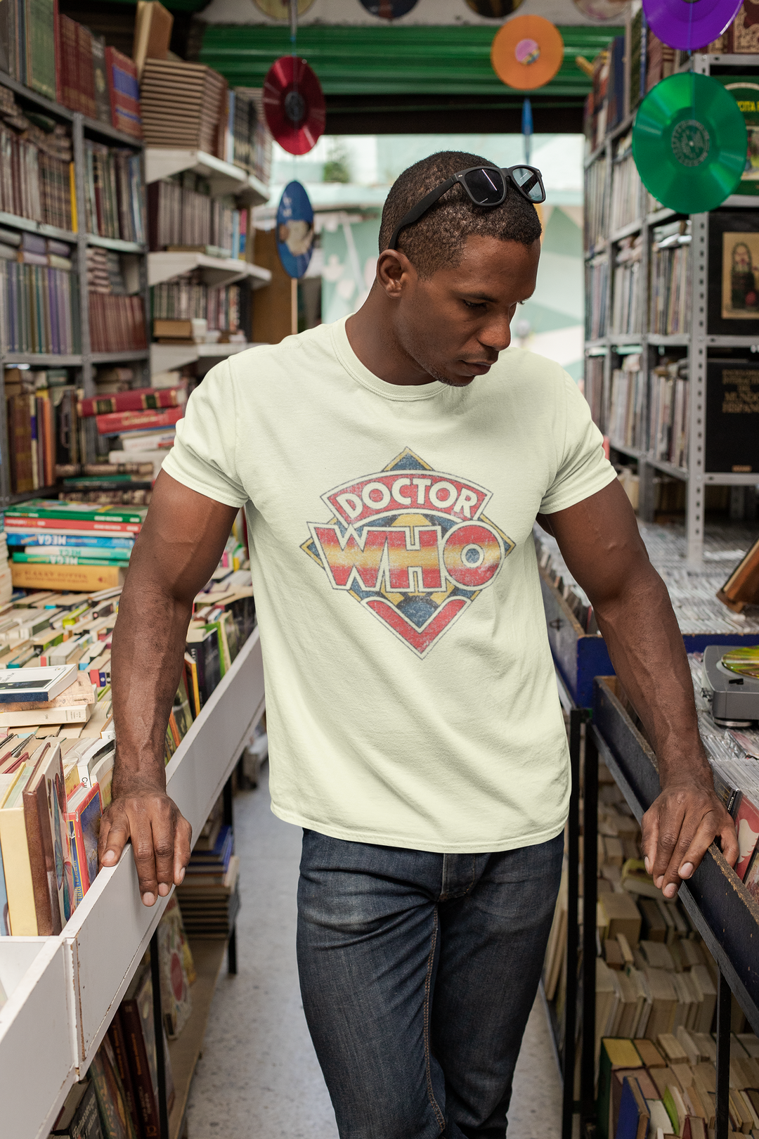 This t-shirt takes us back to the glorious halcyon days of Tom Baker with this 1970s Doctor Who Logo. This t-shirt has been intentionally printed to give that vintage retro disressed look, in our opinion, just that little bit cooler for the true 'Old Skool' fan!