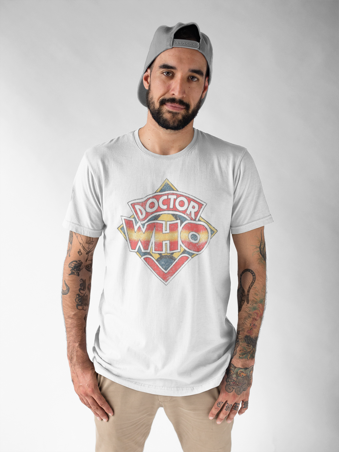 This t-shirt takes us back to the glorious halcyon days of Tom Baker with this 1970s Doctor Who Logo. This t-shirt has been intentionally printed to give that vintage retro disressed look, in our opinion, just that little bit cooler for the true 'Old Skool' fan!