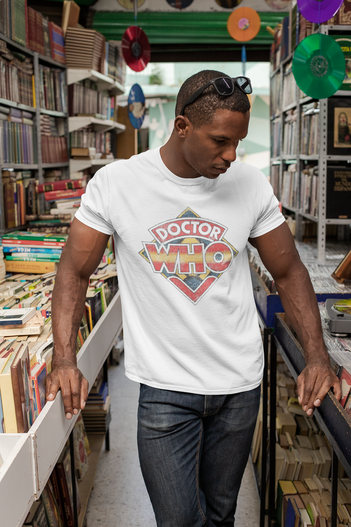 This t-shirt takes us back to the glorious halcyon days of Tom Baker with this 1970s Doctor Who Logo. This t-shirt has been intentionally printed to give that vintage retro disressed look, in our opinion, just that little bit cooler for the true 'Old Skool' fan!