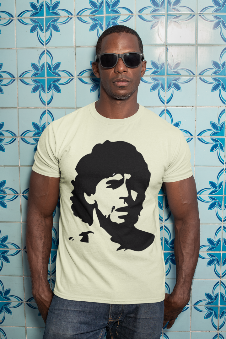 Che Guevara was such a hero to Diego Maradona that he had a tattoo of the legendary revolutionary on his arm so we decided to create this t-shirt as a tribute to the Argentinian Football legend in the style of the iconic Che image.
