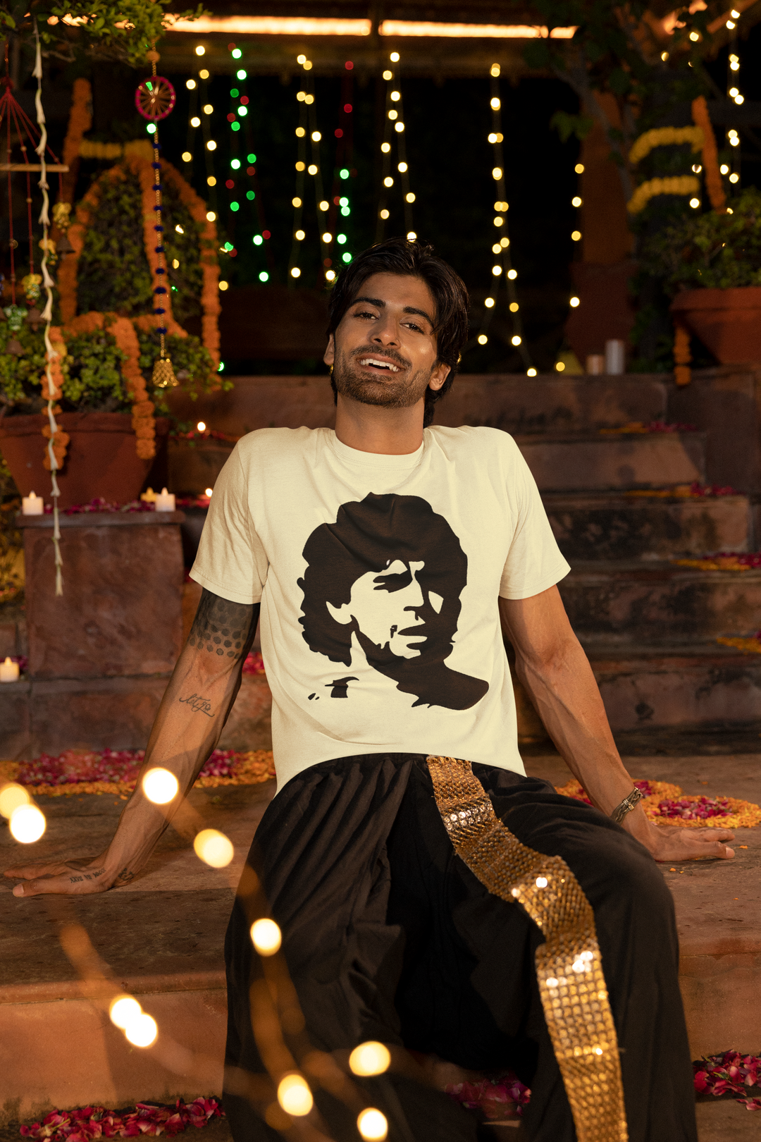 Che Guevara was such a hero to Diego Maradona that he had a tattoo of the legendary revolutionary on his arm so we decided to create this t-shirt as a tribute to the Argentinian Football legend in the style of the iconic Che image.