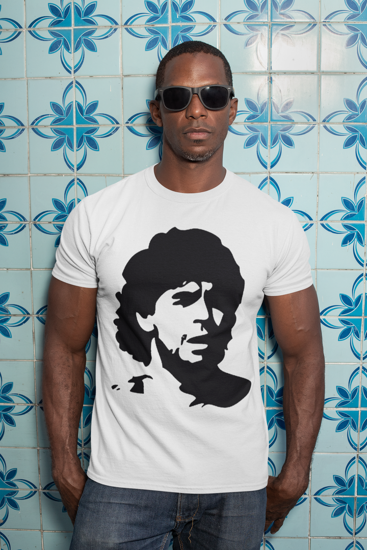 Che Guevara was such a hero to Diego Maradona that he had a tattoo of the legendary revolutionary on his arm so we decided to create this t-shirt as a tribute to the Argentinian Football legend in the style of the iconic Che image.